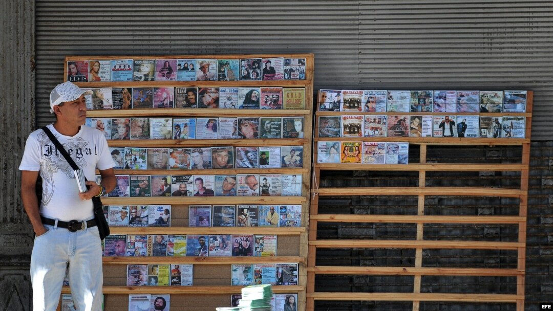 Un hombre vende copias piratas de CDs y DVDs en un pequeño puesto particular en La Habana