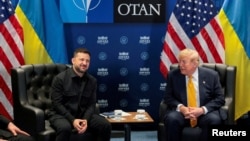El presidente de EEUU, Donald Trump, junto a su par de Ucrania, Volodímir Zelenski, durante la cumbre de la OTAN en Ankara, Turquía.