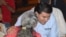 Emmanuel Arango, candidato a senador de la República de Colombia por Tolima, escucha a una simpatizante.
