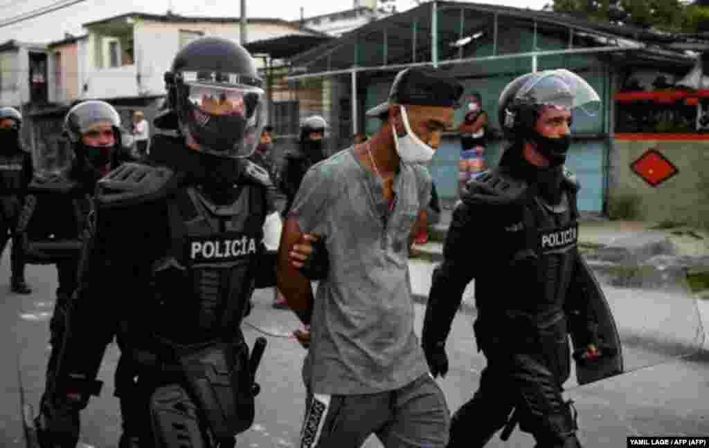 La polic&#237;a antidisturbios recorre las calles luego de una manifestaci&#243;n contra el gobierno de Miguel D&#237;az-Canel en el municipio de Arroyo Naranjo, La Habana el 12 de julio de 2021. 