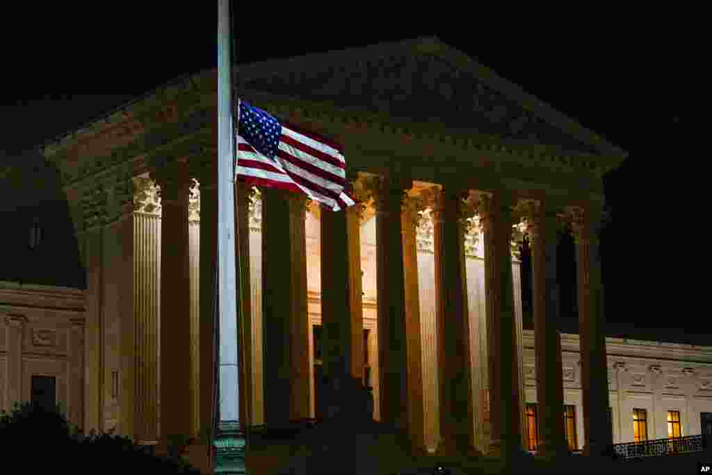 Bandera a media asta en la Corte Suprema por la muerte de la jueza Ginsburg