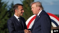 El presidente de Francia, Emmanuel Macron saluda al presidente de Estados Unidos, Donald Trump, durante la cumbre del G7 en Evian, en el este de Francia, el 15 de junio de 2026.