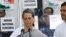  Los dirigentes del gobernante Partido del Congreso, Sonia Gandhi y su hijo Rahul.
