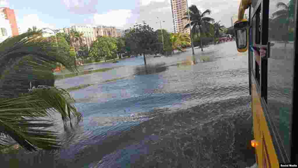 Línea y G: Las zonas costeras de La Habana sufrieron fuertes penetraciones del mar asociadas a una fuerte baja extratropical.(A.Cruz FB)