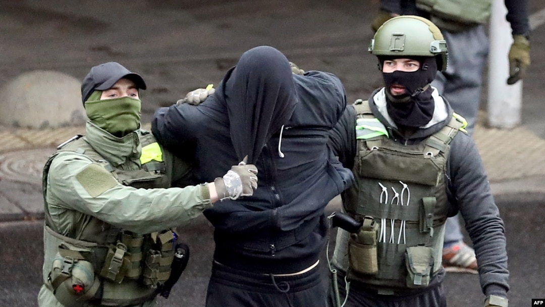Manifestante arrestado por militares en Bielorrusia el 8 de noviembre de 2020. (AFP).