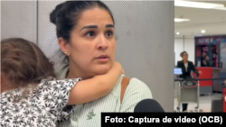 Elmis Rivero, hermana de Anna Sofía Benítez, a su llegada a Miami con sus hijos
