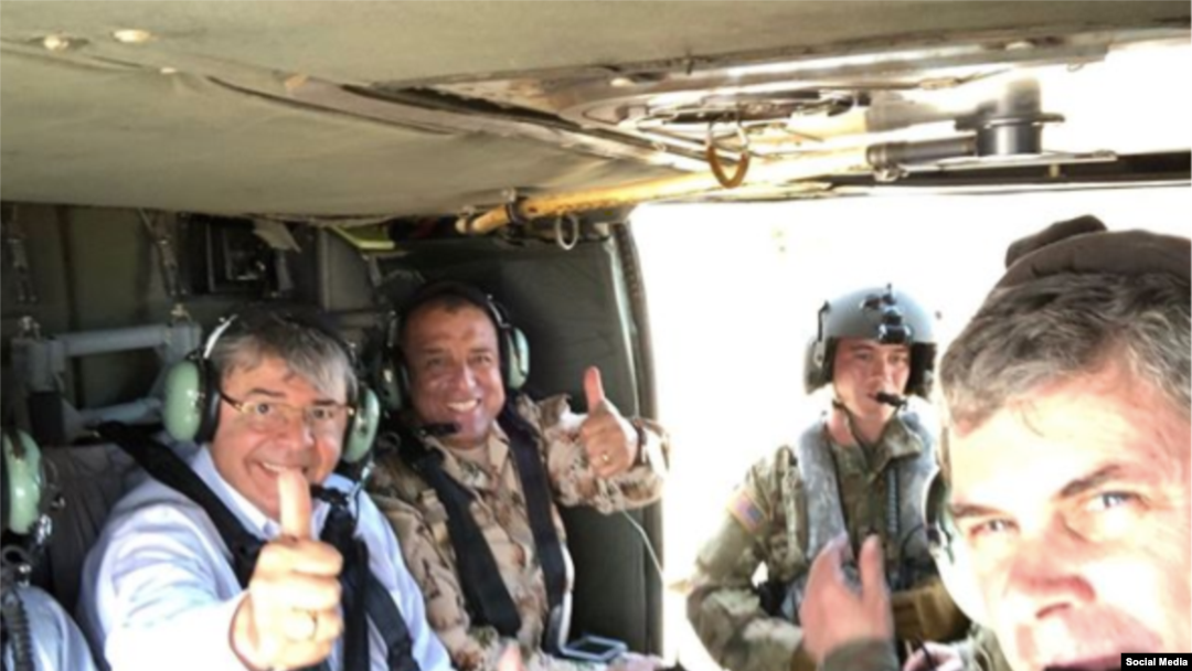 Canciller colombiano Carlos Holmes Trujillo y el jefe de Defensa de Colombia, el Gen. Luis Navarro Jiménez con el oficial del Comando Sur, en el elercicio #EjercicioVita en Colombia. Foto Archivo Comando Sur