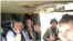 Canciller colombiano Carlos Holmes Trujillo y el jefe de Defensa de Colombia, el Gen. Luis Navarro Jiménez con el oficial del Comando Sur, en el elercicio #EjercicioVita en Colombia. Foto Archivo Comando Sur
