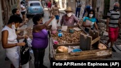 Una venta de tamarindo y agua de Coco en La Habana. AP Photo/Ramon Espinosa