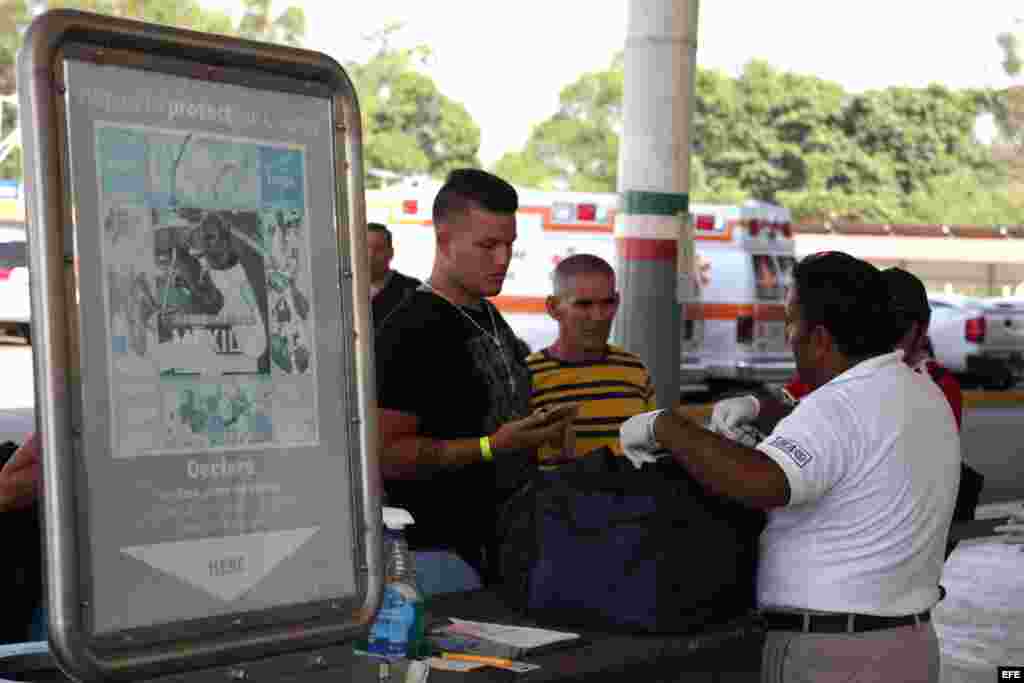 - Un ciudadano cubano pasa el trámite de registro ante las autoridades migratorias de México hoy, miércoles 13 de enero de 2016 en el cruce fronterizo de Ciudad Hidalgo de la ciudad de Tapachula del estado mexicano de Chiapas y Guatemala. El grupo de 180 