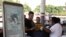 Un ciudadano cubano pasa el trámite de registro ante las autoridades migratorias de México el 13 de enero de 2016 en el cruce fronterizo de Ciudad Hidalgo de la ciudad de Tapachula del estado mexicano de Chiapas y Guatemala.