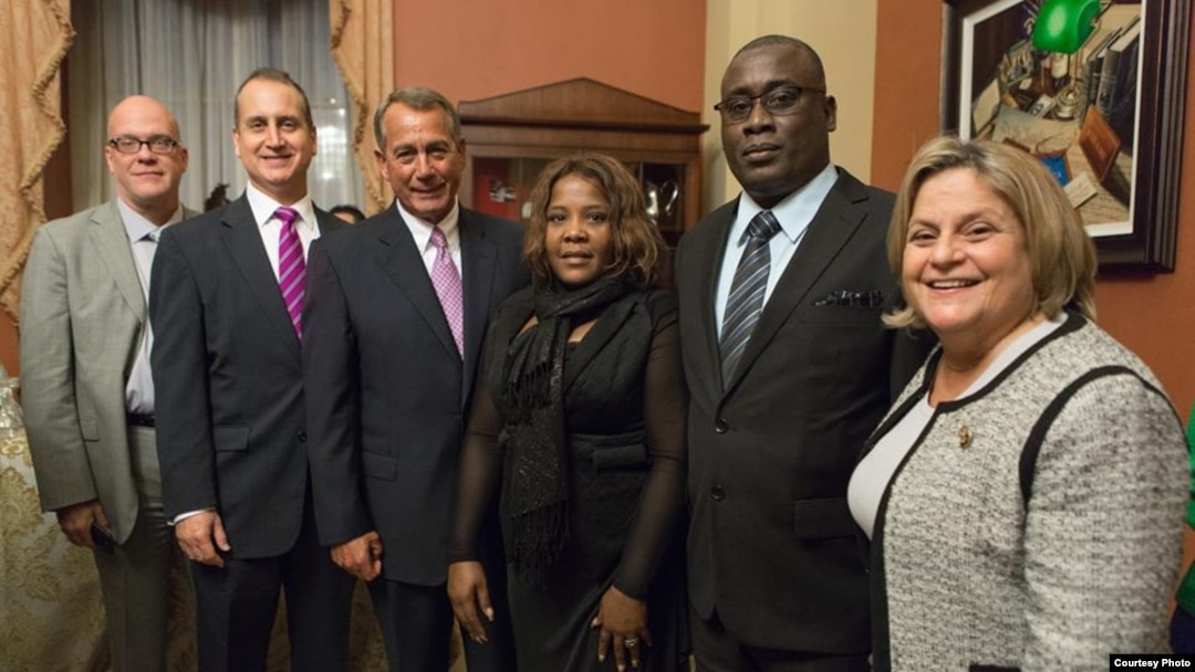 Orlando Gutierrez Boronat, Mario Diaz-Balart, John Boehner, Yris García Pérez Aguilera, Jorge Luis García Pérez "Antunez" e Ileana Ros-Lehtinen (i-d).