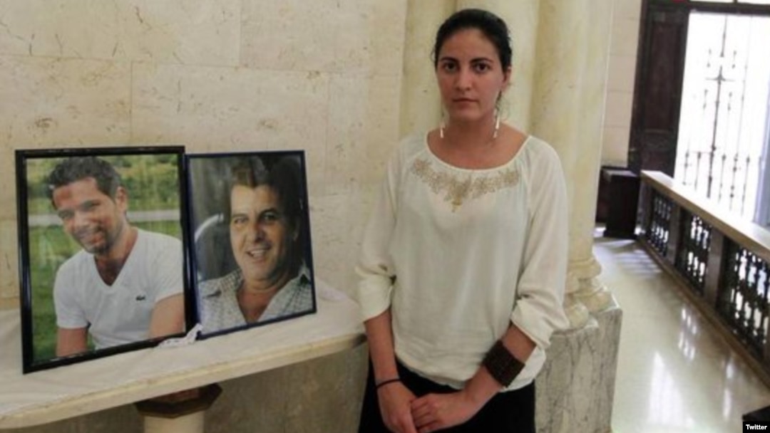 Rosa María junto a una imagen de su padre, Oswaldo Payá (izq.) y Harold Cepero. (Foto @Rosamariapaya)