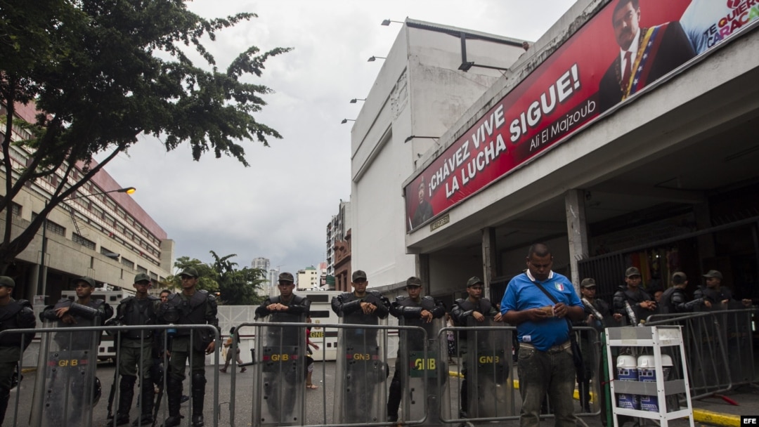 Guardias Nacionales en las afueras del Palacio de Justicia (14 de octubre de 2014, Caracas).