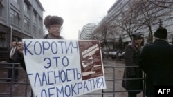 En Moscú el 23 de febrero de 1989 un activista muestra un cartel que dice "Korotich, eso es la glasnost y la democracia". Korotich se postula para un escaño en el renovado Parlamento soviético. VITALY ARMAND / AFP