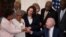 El presidente Joe Biden firma la ley junto a la vicepresidenta Kamala Harris y colegas del Concilio Negro del Congreso. (Jim Watson / AFP).