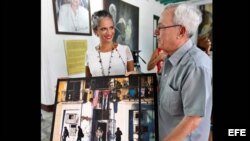 La fotógrafa colombiana Eliana Aponte, entrega obras fotográficas al historiador cubano Eusebio Leal