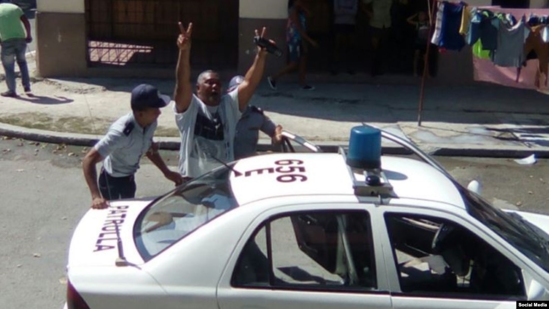 Detención de Angel Moya. Foto tomada de Twitter de las Damas de Blanco
