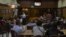 Un grupo de personas en un bar en el centro de Belo Horizonte (Brasil) observa la transmisión del mensaje de la presidenta brasileña, Dilma Roussef.