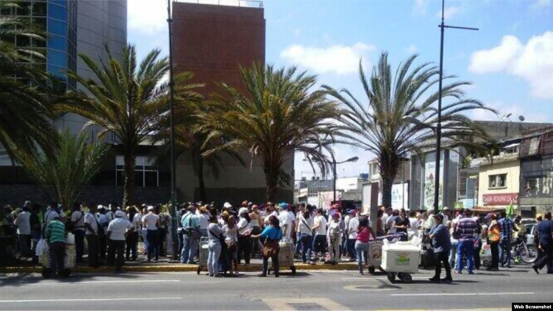 Comienza la concentración en la Avenida Andrés Galarraga.