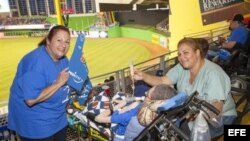 Dolores González (izq) en el estadio junto a su hijo (c). 