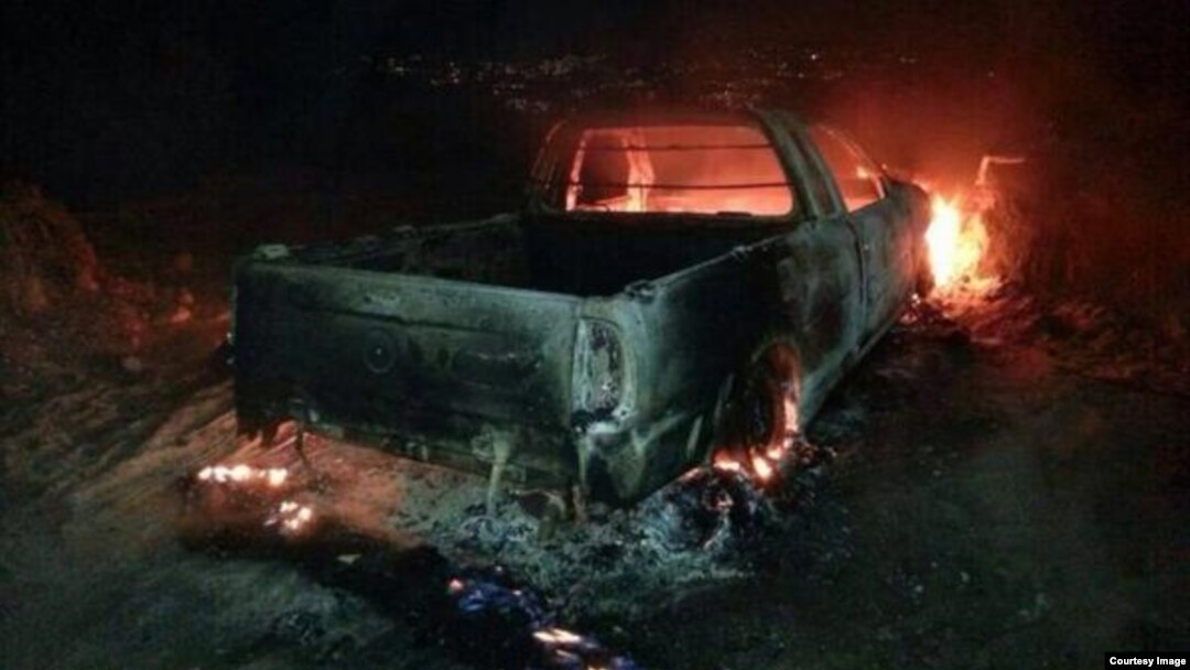 Auto incendiado en San Cristóbal.
