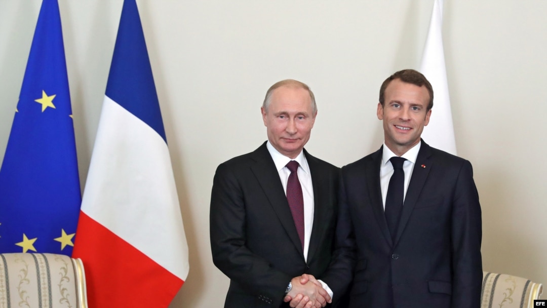 El presidente ruso, Vladimir Putin, se reúne con el presidente francés, Emmanuel Macron, en el ámbito del Foro Económico de San Petersburgo en el Palacio de Konstantínovski