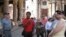 Guía de turismo en la Plaza de la Catedral de La Habana.