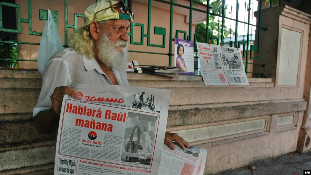 Un hombre sostiene un ejemplar del diario "Granma", órgano oficial del Partido Comunista de Cuba. 