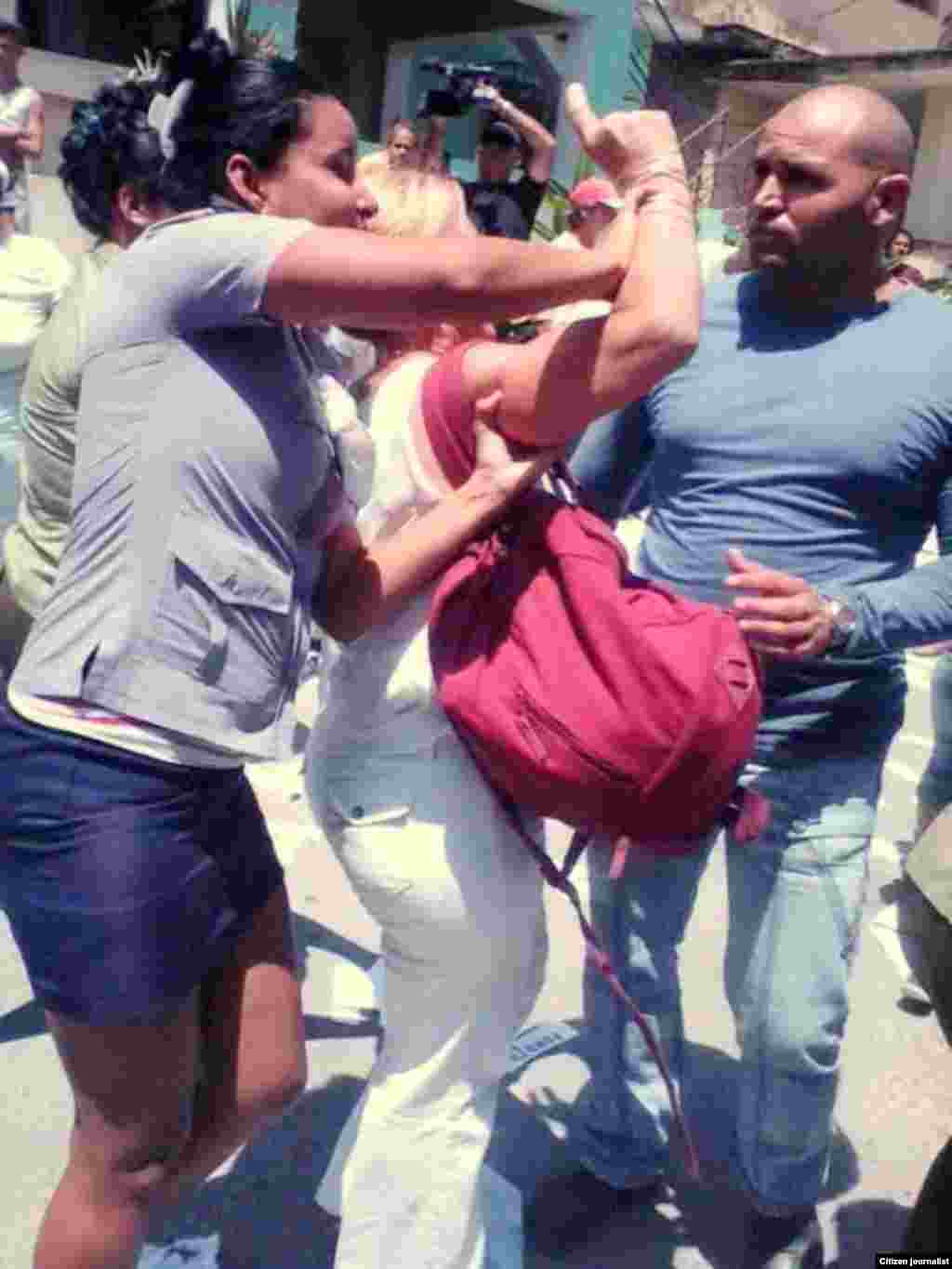 Opositores son arrestados por la policía en La Habana.