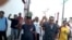 Protestan trabajadores frente a la sede de gobierno en Holguín