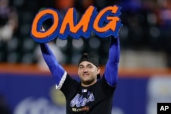 El segunda base de los Mets de Nueva York, José Iglesias, celebra después de que los Mets vencieran a los Filis de Filadelfia en el cuarto partido de la serie de playoffs de la Liga Nacional de béisbol en Nueva York. 09/10/2024, . (AP Foto/Adam Hunger, Archivo)