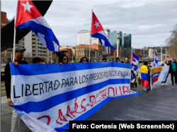 La Asociación cubano-vasca Demokrazia Kubarentzat celebró el domingo una manifestación pacífica frente al Ayuntamiento de Bilbao