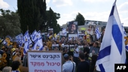 Familiares y simpatizantes de los rehenes protestan en Jerusalén, frente a la oficina del primer ministro Benjamin Netanyahu, el 1 de septiembre de 2024. (Ahmad Gharabli/AFP).