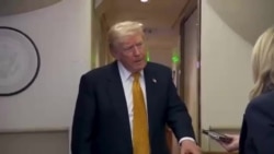 Trump conversa con periodistas en el Air Force One. 