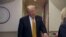 Trump conversa con periodistas en el Air Force One. 
