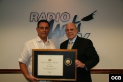 Roig durante la premiación junto al periodista de Radio Martí José Luis Ramos en 2010.