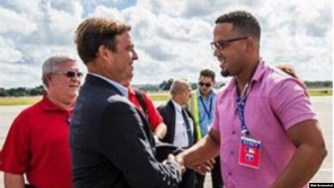 Antonio Castro (i) estrecha la mano de José "Pito" Abreu.