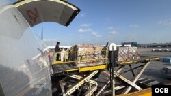 Operadores en el Aeropuerto Internacional de Miami cargan avión con insumos humanitarios destinados a Venezuela. (OCB) 