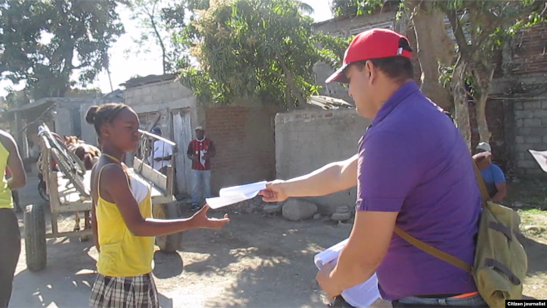 Reporta Cuba. Activistas de UNPACU repartiendo octavillas en Guantánamo. Foto: Niover García.