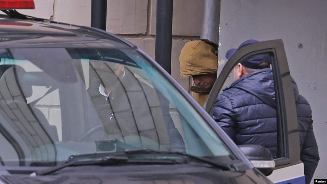 Periodista norteamericano del The Wall Street Journal, Evan Gershkovich, a la salida del edificio de la corte en Moscú (REUTERS/Evgenia Novozhenina)