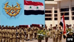 Archivo - Miliatres sirios durante el funeral en Damasco, Siria, el 23 de mayo de 2012. 