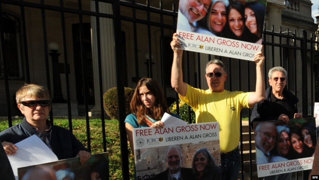 Archivo - Decena de activistas judíos se manifiestan frente a la Sección de Intereses de Cuba, en Washington D.C., pidiendo la libertad de Alan Gross.