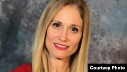 La presentadora Maricel Hernández, autora de "En deuda por siempre". Foto Cortesía de Maricel Hernández.