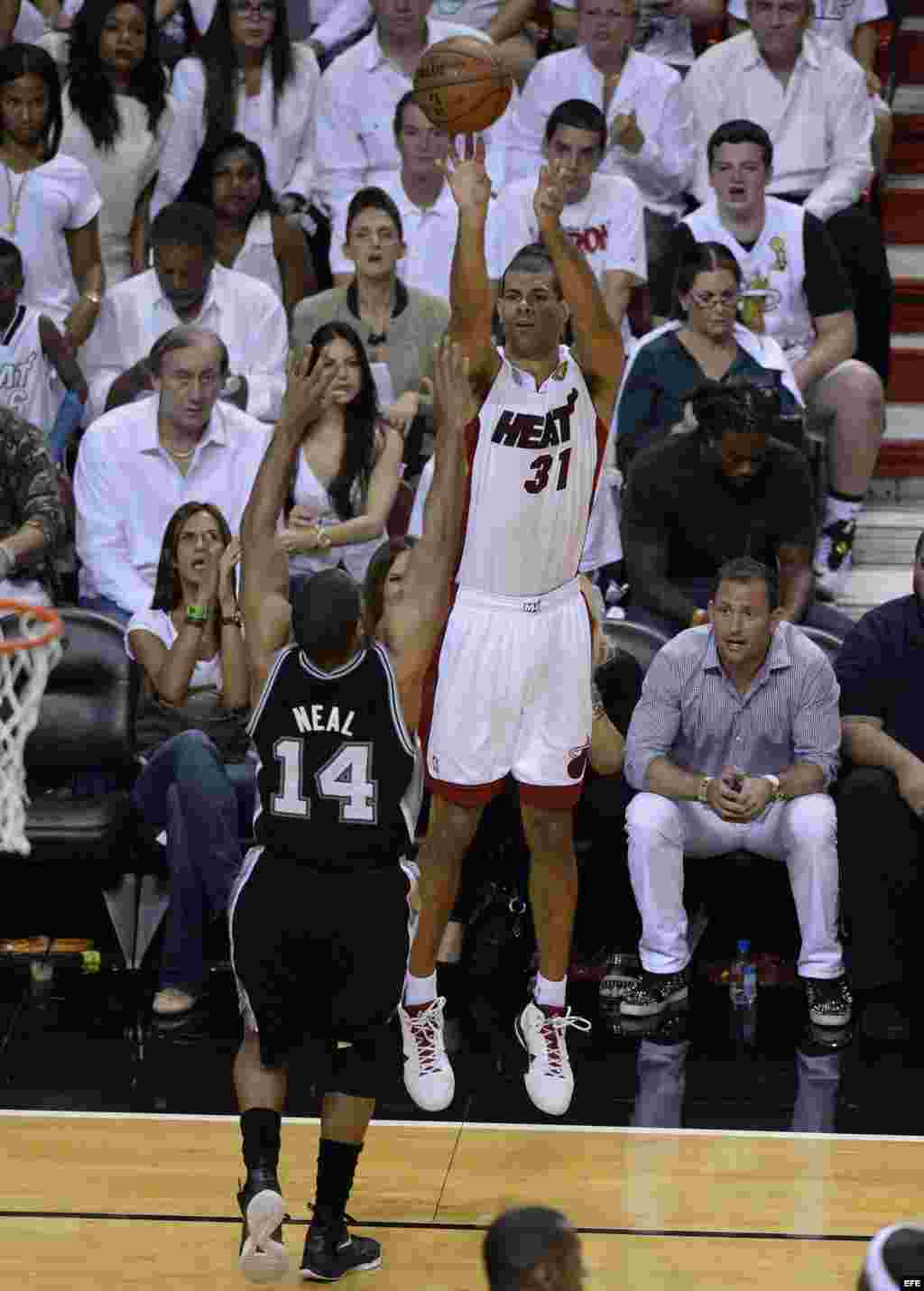  Shane Battier (d) de Miami Heat convierte una cesta de tres puntos ante Gary Neal (i), de Spurs. 
