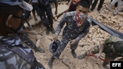 Equipos de rescate en Nepal.