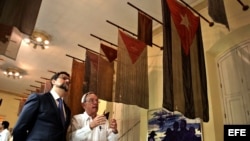 El embajador de España en Cuba, Juan José Buitrago (i), y el historiador de La Habana Eusebio Leal (d) recorren el Palacio de los Capitanes Generales el 19 de marzo de 2018, en La Habana (Cuba). La bandera de España luce desde hoy en una sala del Palacio 