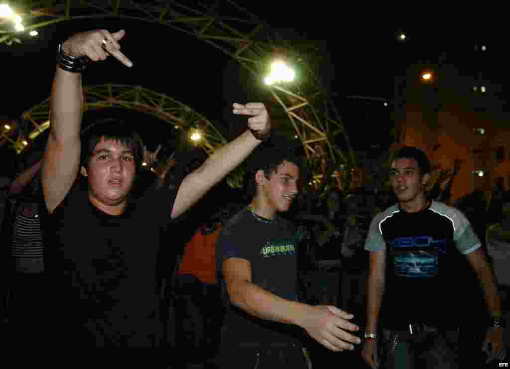 Adolescentes cubanos posan con desparpajo/ Foto de archivo