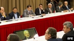 Henrique Capriles Radonsky (c), excandidato presidencial de la oposición venezolana.