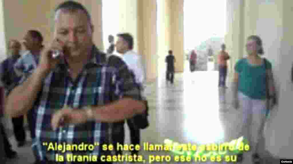 ¿Sabe usted el verdadero nombre de este oficial del MININT que se hace llamar Alejandro? ¿Conoce su dirección y teléfono? Si lo sabe envíe un SMS al 447781481769 Foto: Cortesía de UNPACU